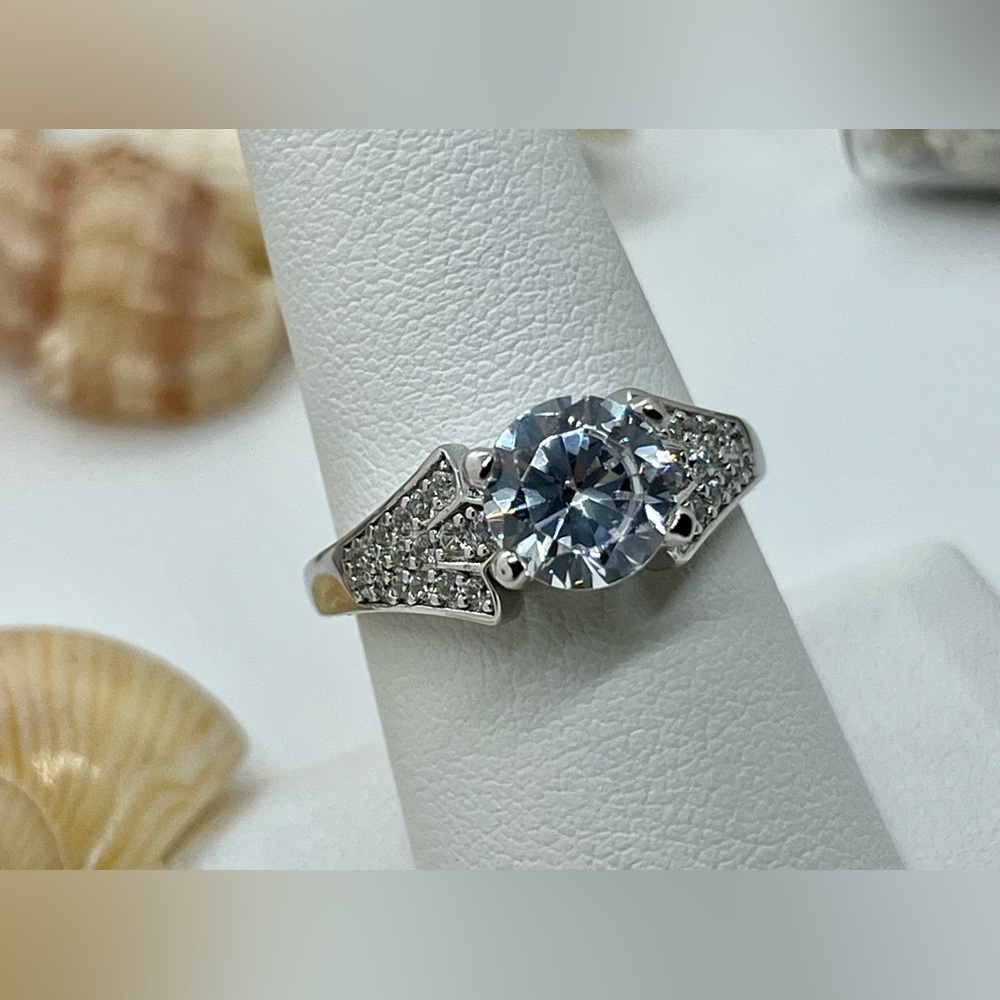 925 Sterling Silver Stylish Round Cut Clear CZ Ring. R18